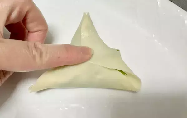 材料3つだけ！　餃子の皮で包む簡単つまみに「1箱分じゃ足りなかった」