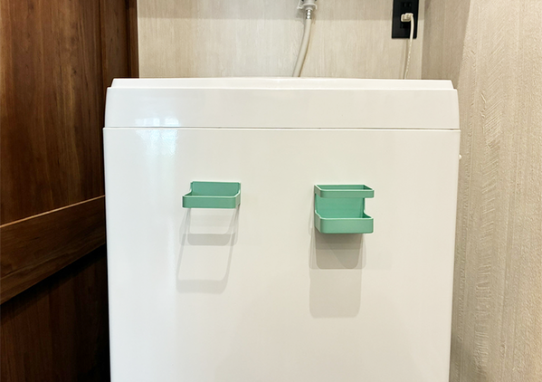 100均のマグネット傘立てを「洗面所」で使う収納ワザ　洗濯機にペタッと貼ると…「試して損なし」