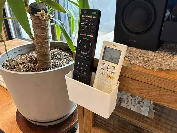 リモコンの定位置、100均アイテム2つで作れます　意外な『浮かせる』アイディアが実用的