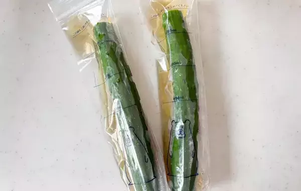 ダイソー『水筒用氷棒』にキュウリを入れて…　意外な使い道に「1本ピッタリ」「手も汚れない」