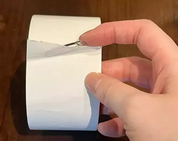 ガムテープの端の目印、折って作るのもったいない…　文房具を挟んでみたら「一目で分かる」「イライラが減る」