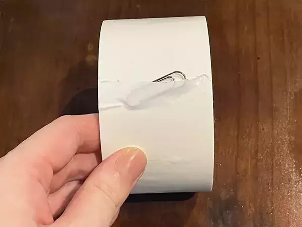 ガムテープの端の目印、折って作るのもったいない…　文房具を挟んでみたら「一目で分かる」「イライラが減る」