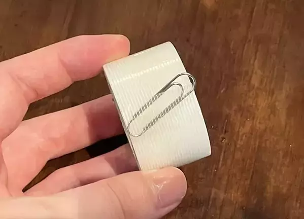 ガムテープの端の目印、折って作るのもったいない…　文房具を挟んでみたら「一目で分かる」「イライラが減る」