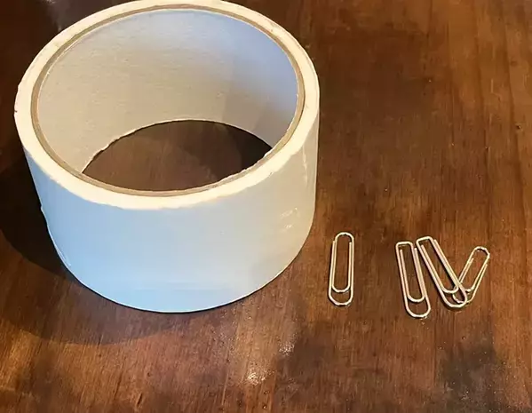 ガムテープの端の目印、折って作るのもったいない…　文房具を挟んでみたら「一目で分かる」「イライラが減る」