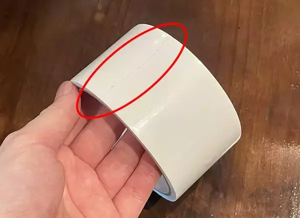 ガムテープの端の目印、折って作るのもったいない…　文房具を挟んでみたら「一目で分かる」「イライラが減る」