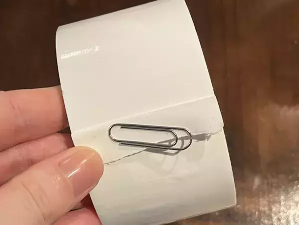 ガムテープの端の目印、折って作るのもったいない…　文房具を挟んでみたら「一目で分かる」「イライラが減る」