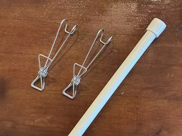 キッチンのデッドスペースにつっぱり棒をセット　100均アイテムだけで作れた収納場所に「スッキリ！」