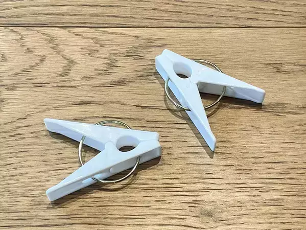 ゴミ箱1個でも『2種類のゴミ』が捨てられます　洗濯バサミを使った裏ワザに「助かる」「人を呼んだ時も楽」