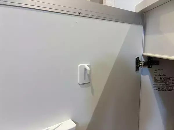 フックは『逆さ』に使う！　シンク下に『ゴミ袋ホルダー』を作る意外な方法【10秒で試せる】