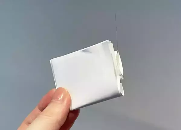 不要な紙に『ガムテープ』を貼るだけ！　椅子の下へ差し込むだけの掃除術に「しっかり汚れが取れた」