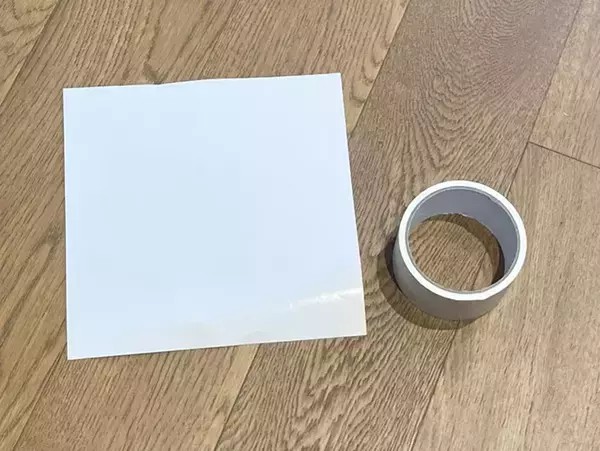 不要な紙に『ガムテープ』を貼るだけ！　椅子の下へ差し込むだけの掃除術に「しっかり汚れが取れた」