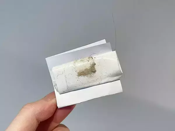 不要な紙に『ガムテープ』を貼るだけ！　椅子の下へ差し込むだけの掃除術に「しっかり汚れが取れた」