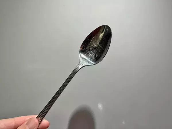 ザルが『スプーン』で洗いやすくなる！　水に20秒当てるだけの裏ワザ