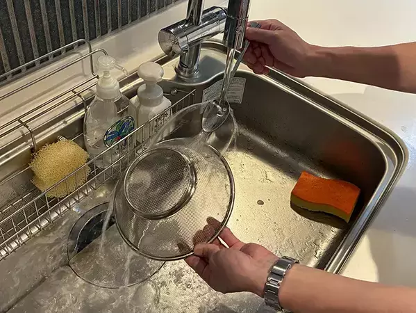ザルが『スプーン』で洗いやすくなる！　水に20秒当てるだけの裏ワザ