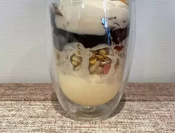 材料3つだけでかなり華やか！　余ったグラノーラで作る簡単パフェ