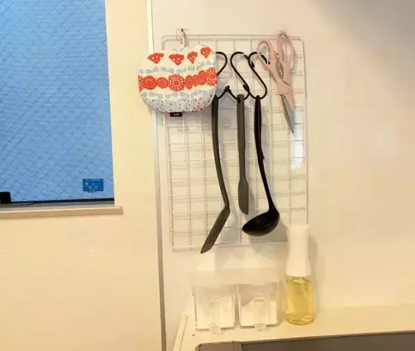 100均ワイヤーネットを壁に貼っただけ　収納不足だった家が「広々と使えた！」