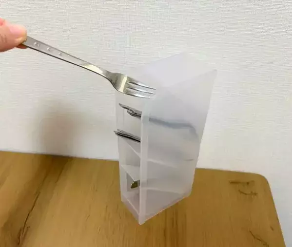 試してみて驚いた！　セリア『ペンスタンド』の収納力が「想像以上」だった