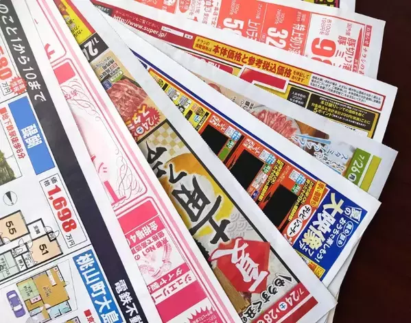 チラシを折って一部をちぎるだけ！　外出先で使える「蓋つきゴミ袋」の作り方【活用法4選】