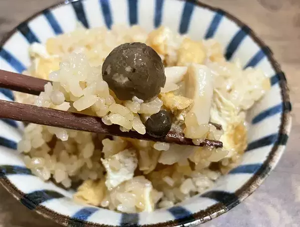 『さっぱり』とした炊き込みご飯？　調味料1つだけでできるレシピに「箸が止まらない」「食べやすい」