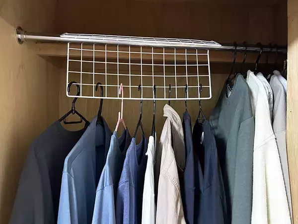 折り曲げたワイヤーネット、クローゼットに設置すると…　入る服が『8着』増えた裏ワザ