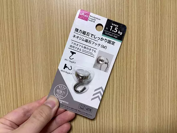 ブックエンドを吊戸棚に差し込むと…　『浮かせる収納』ができてキッチンがスッキリした！
