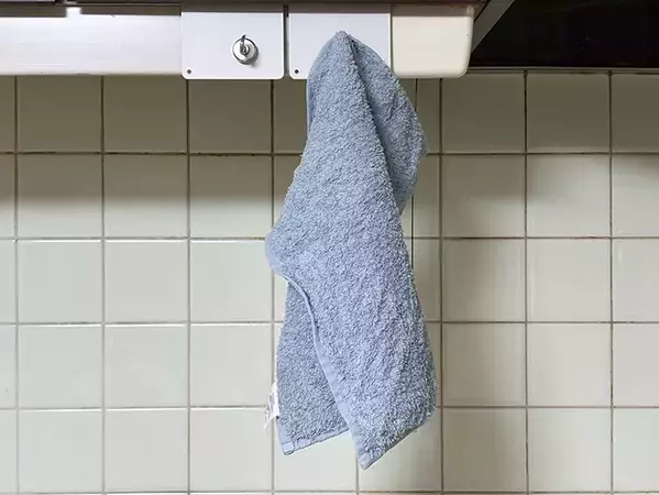 ブックエンドを吊戸棚に差し込むと…　『浮かせる収納』ができてキッチンがスッキリした！