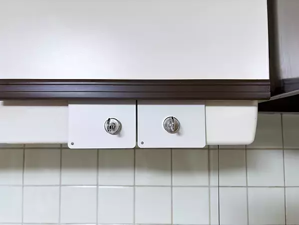ブックエンドを吊戸棚に差し込むと…　『浮かせる収納』ができてキッチンがスッキリした！