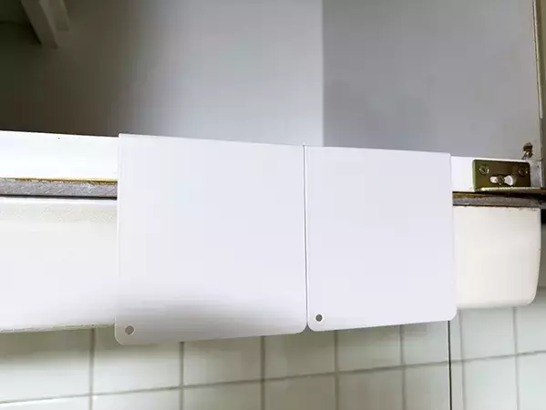 ブックエンドを吊戸棚に差し込むと…　『浮かせる収納』ができてキッチンがスッキリした！