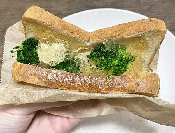 食パンを半分に折り畳んで『ゼリー』を差し込む？　見た目涼しげなサンドイッチレシピ