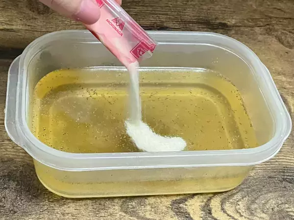 食パンを半分に折り畳んで『ゼリー』を差し込む？　見た目涼しげなサンドイッチレシピ