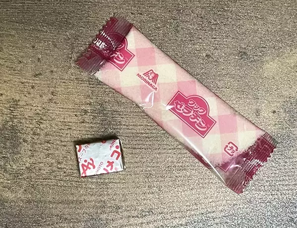 食パンを半分に折り畳んで『ゼリー』を差し込む？　見た目涼しげなサンドイッチレシピ