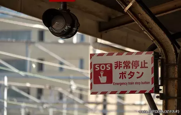 一体なぜ？　踏切の色がすべて『黄色』と『黒』な理由