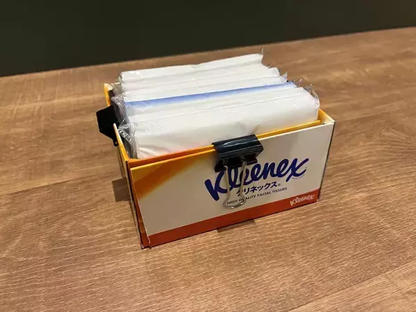 ティッシュの空き箱、4か所切れ込みを入れたら？　袋ティッシュの収納ケースが作れる！【2分で完成】