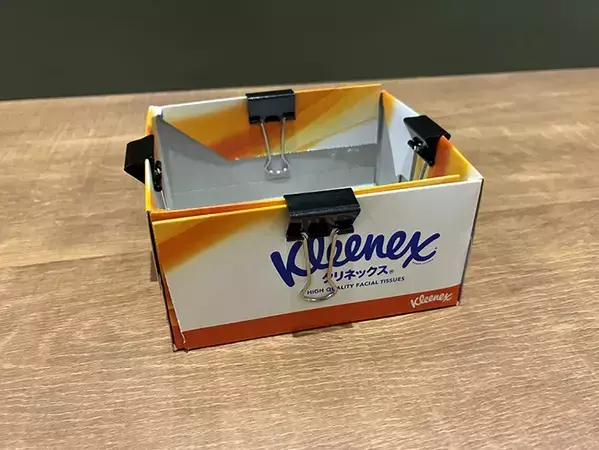 ティッシュの空き箱、4か所切れ込みを入れたら？　袋ティッシュの収納ケースが作れる！【2分で完成】