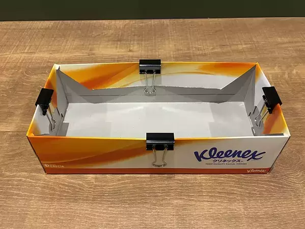 ティッシュの空き箱、4か所切れ込みを入れたら？　袋ティッシュの収納ケースが作れる！【2分で完成】