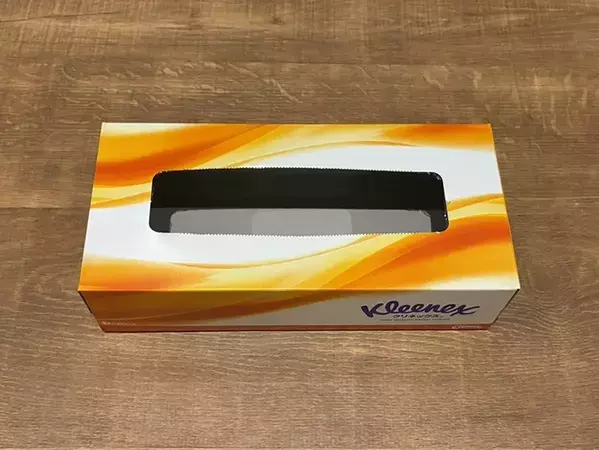 ティッシュの空き箱、4か所切れ込みを入れたら？　袋ティッシュの収納ケースが作れる！【2分で完成】