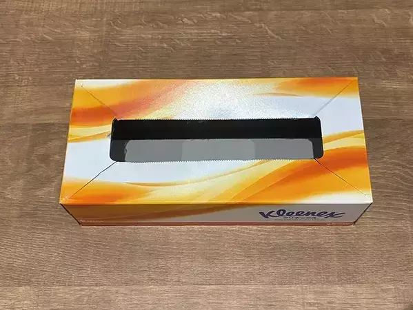 ティッシュの空き箱、4か所切れ込みを入れたら？　袋ティッシュの収納ケースが作れる！【2分で完成】