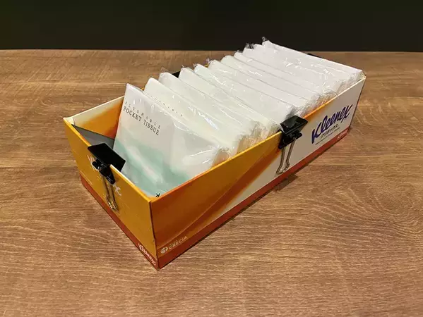 ティッシュの空き箱、4か所切れ込みを入れたら？　袋ティッシュの収納ケースが作れる！【2分で完成】