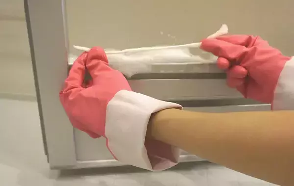 ティッシュ1枚で全然変わる！　ダスキンに聞いた、カビ取り剤の効果的な使い方