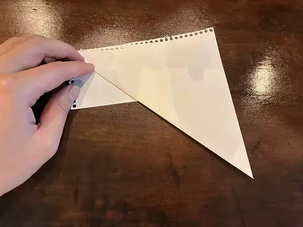 スマホが立たないイライラ、ノート1枚だけで解決！　自衛隊が教える『スタンド』の作り方