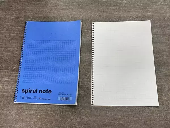 スマホが立たないイライラ、ノート1枚だけで解決！　自衛隊が教える『スタンド』の作り方
