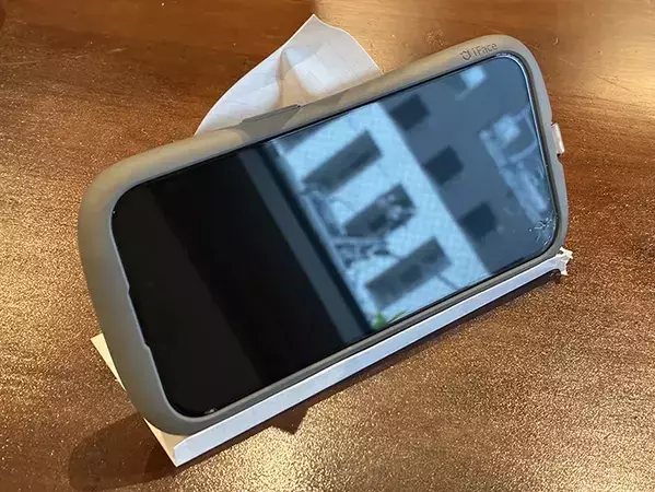 スマホが立たないイライラ、ノート1枚だけで解決！　自衛隊が教える『スタンド』の作り方