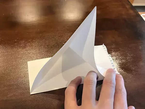スマホが立たないイライラ、ノート1枚だけで解決！　自衛隊が教える『スタンド』の作り方
