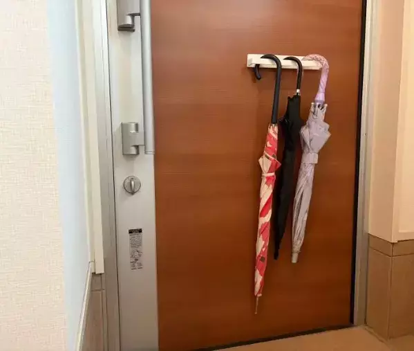 100均タオルバーを玄関ドアにピタッ　意外な使い方に「目からウロコ！」