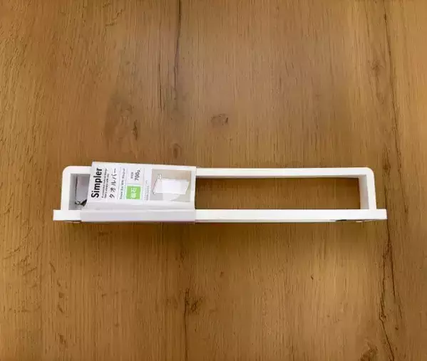 100均タオルバーを玄関ドアにピタッ　意外な使い方に「目からウロコ！」