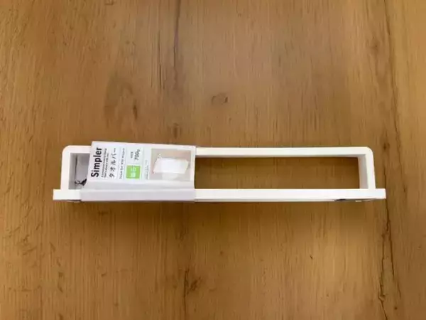 100均タオルバーを玄関ドアにピタッ　意外な使い方に「目からウロコ！」