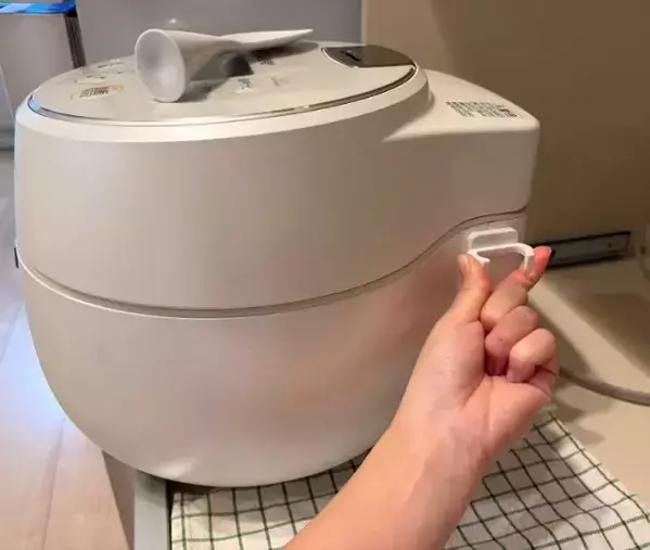 しゃもじが炊飯器に浮く！　セリアの『マグネットシェーバーホルダー』の意外な活用法