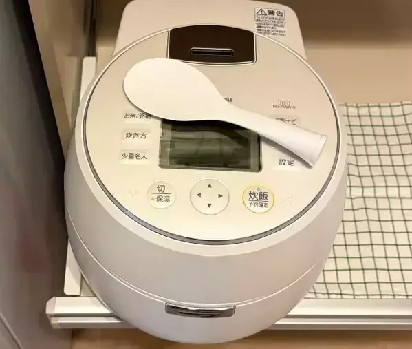しゃもじが炊飯器に浮く！　セリアの『マグネットシェーバーホルダー』の意外な活用法