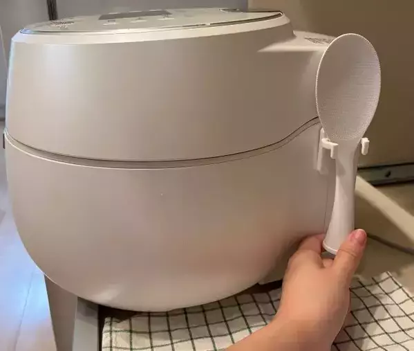 しゃもじが炊飯器に浮く！　セリアの『マグネットシェーバーホルダー』の意外な活用法