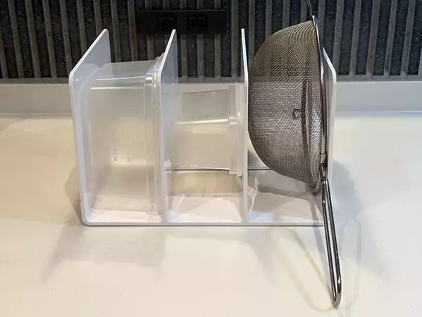 キッチンにブックエンドを設置！　調理器具がスッキリする活用法に「専用アイテムみたい」